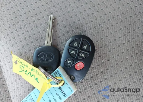 2010 Toyota Sienna Le из США, поврежденный, VIN 5TDKK4CC2AS334626